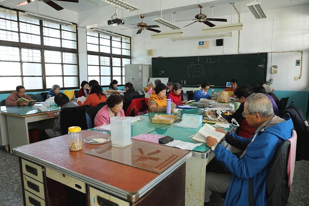 Stariji praktikanti uče zajedno.