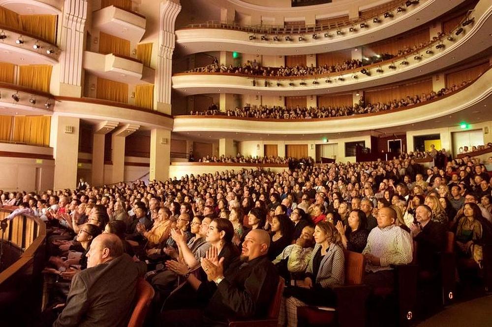 Shen Yun uKalifornijskom centru za umjetnost u Escondidu, u Kaliforniji, 8. februara. U Escondidu su izveli pet rasprodanih predstava od 7. do 10. februara. 