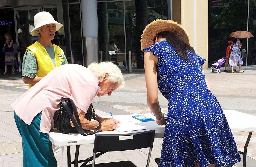 Ljudi zainteresovani za učenje vježbi se prijavljuju za besplatnu radionicu.