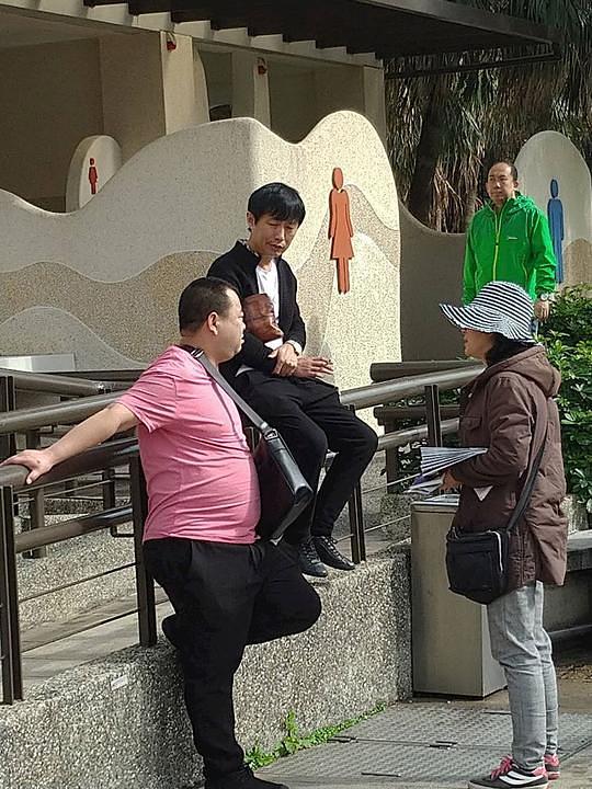 Gospođa Guo Siyi (desno) razgovara s kineskim turistima.