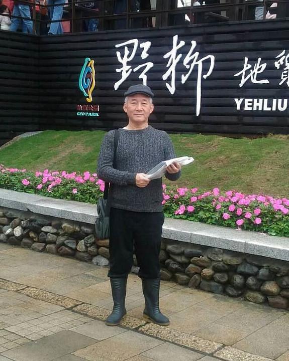 Taksista gosp. Hsu svojim putnicima govori o Falun Dafa. On često dolazi u Yehliu Park.