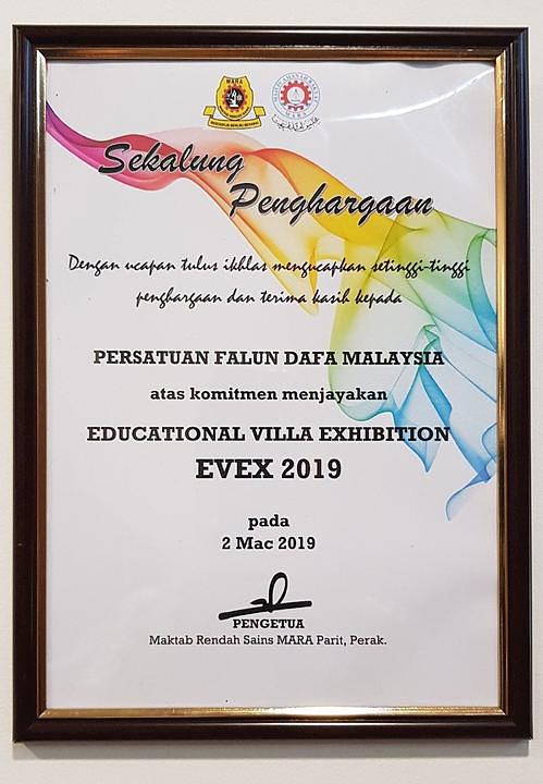 Potvrda o priznanju od strane direktora škole uručena praktikantima.