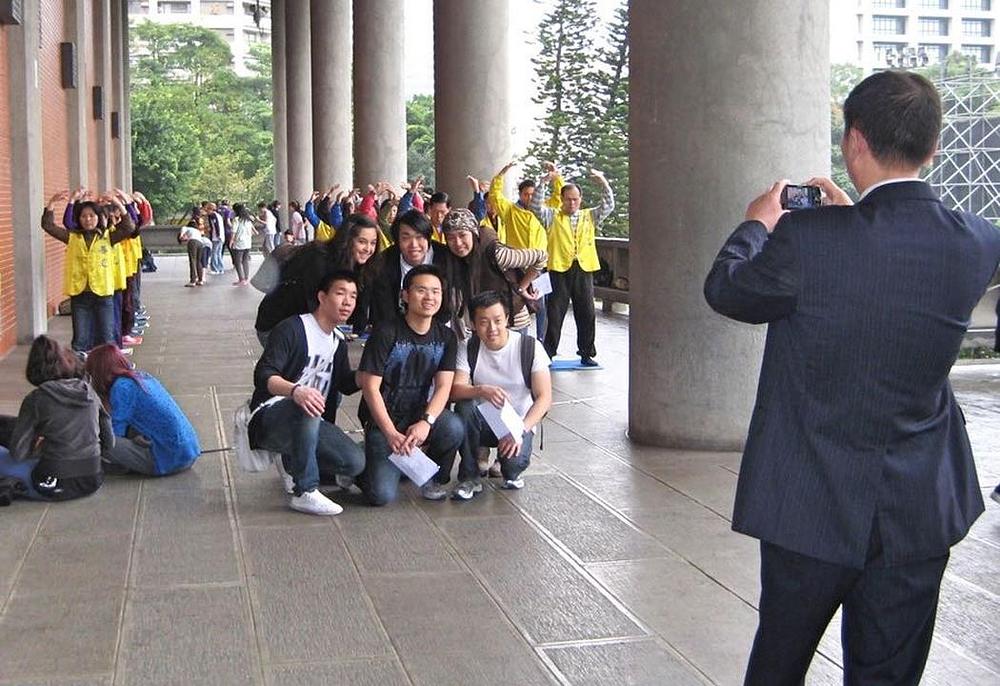 Turisti fotografišu praktikante