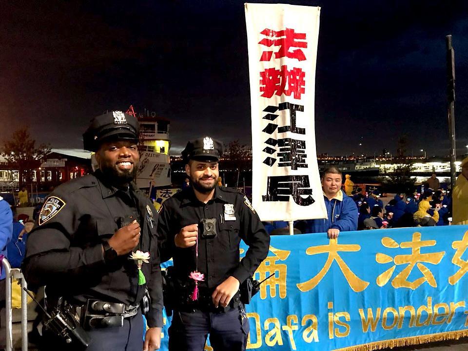 Praktikanti su policajcima iz NYC davali cvjetove lotosa napravljene od papira na kojima je napisano „Falun Dafa je dobar”. Policajci su rekli da znaju da je Falun Dafa dobar kao i da ga kineski komunistički režim progoni.