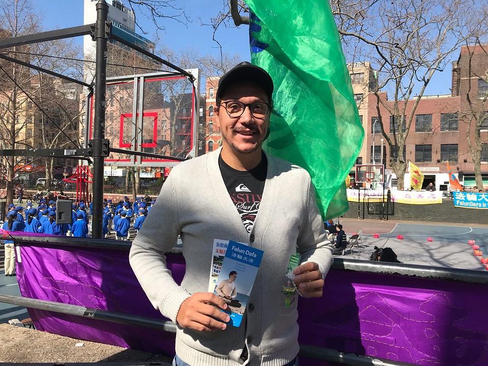 Rica, iz Brazila, uživa u izvedbama i zainteresovan je za Falun Gong