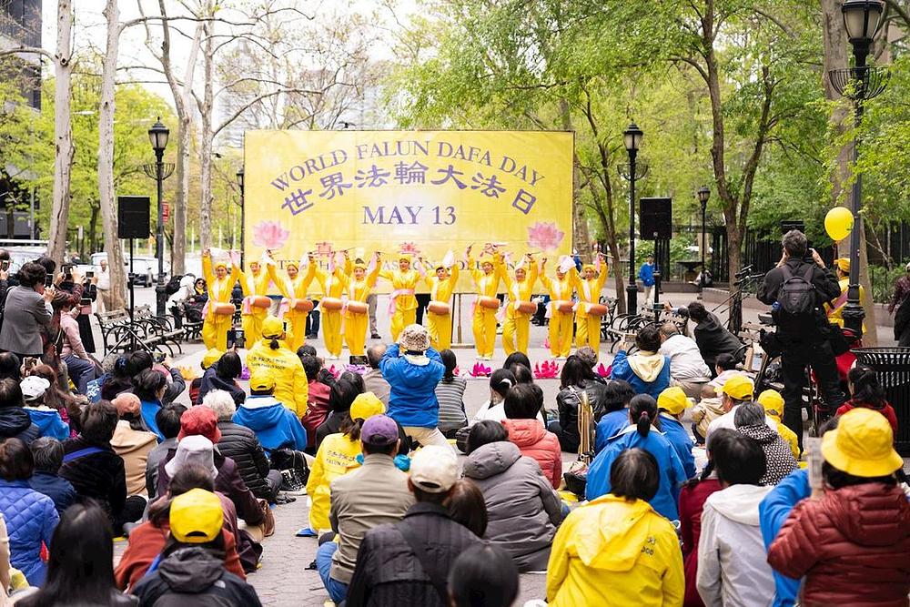 Živahni nastup dobošarske grupe.
