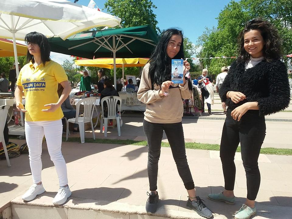 Iffet i Nimet su osjetile da su njihova tijela "lagana poput ptičjih" kada su naučile vježbe. "Sav stres je nestao", kazala je Iffet.