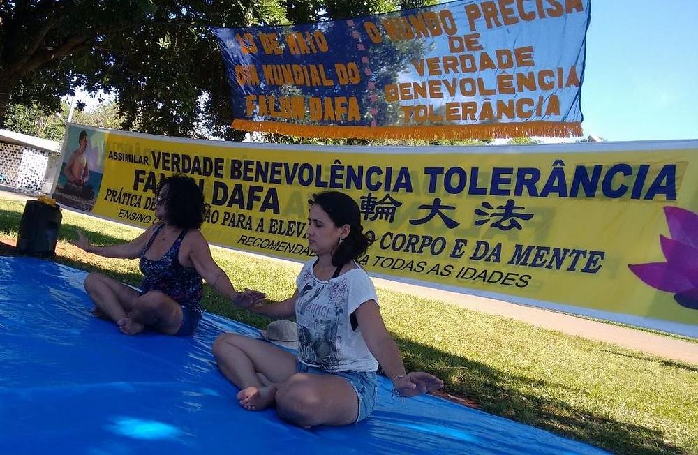 Gledalac uči vježbe.