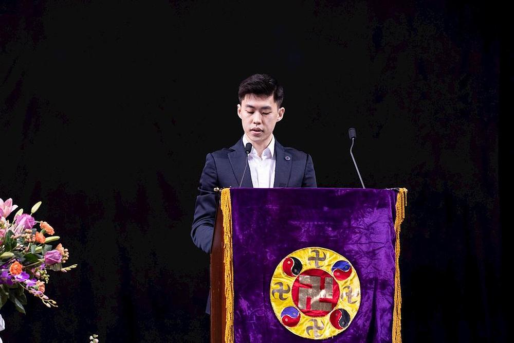 Praktikant čita svoje iskustvo.