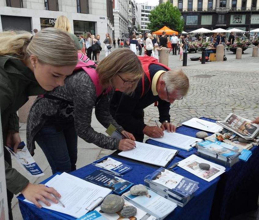 Mještani pokazuju svoju podršku potpisujući peticiju za zaustavljanje progona