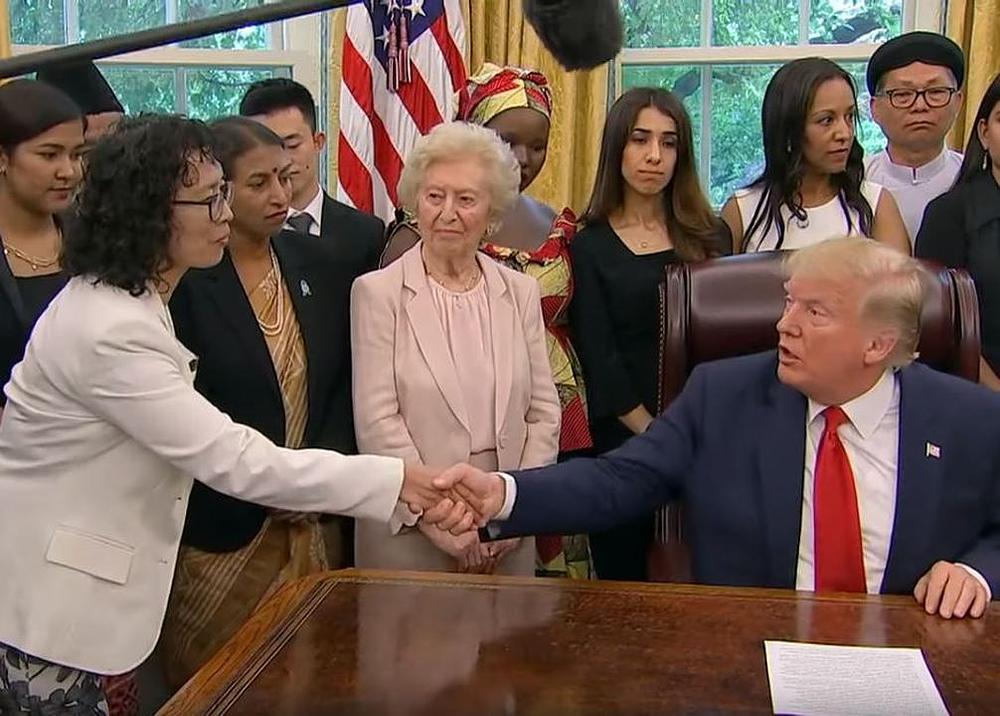 Donald Trump, predsjednik Sjedinjenih Država, susreo se s preživjelima vjerskog progona iz 17 zemalja, uključujući Falun Gong praktikanticu Zhang Yuhua.