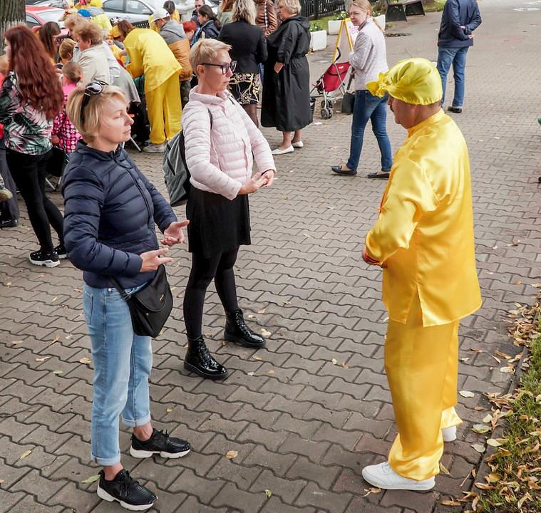 Svetlana iz Kostrome i Ivetta sa Kipra uče Falun Dafa 