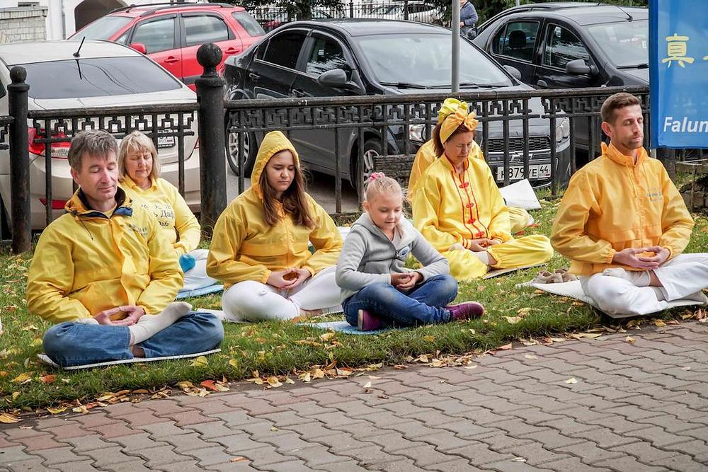 Sofija je nekoliko minuta učila Falun Dafa sjedeću meditaciju 