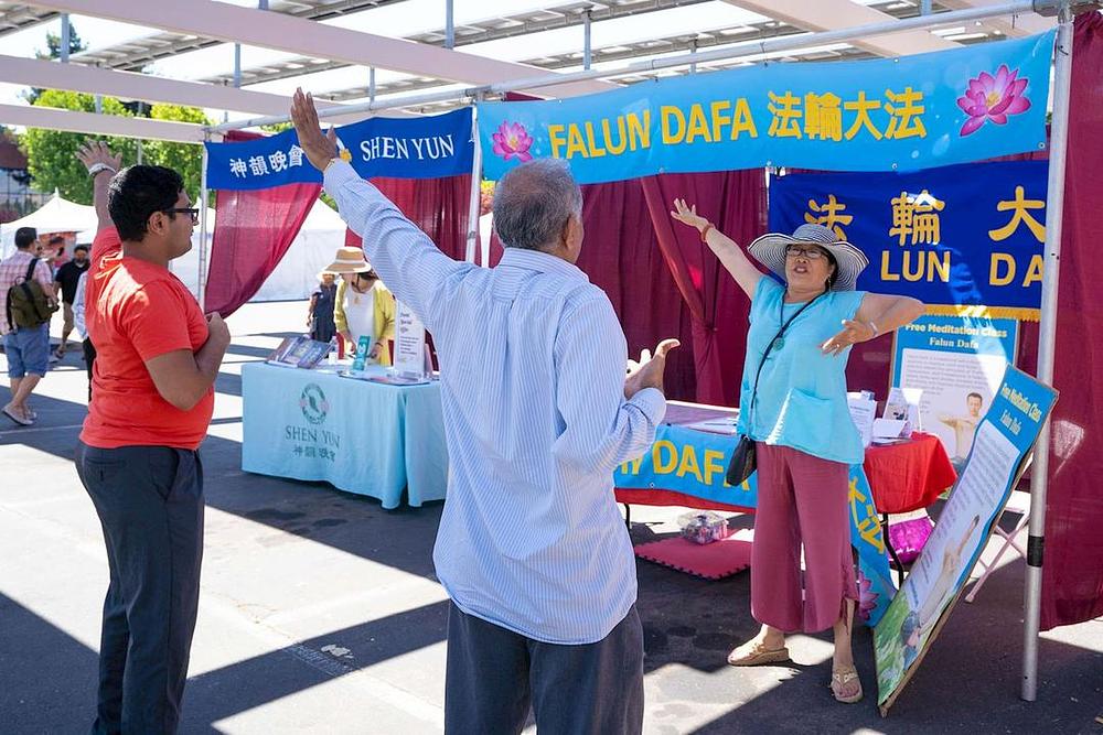 Dvoje ljudi uči vježbe tokom festivala.