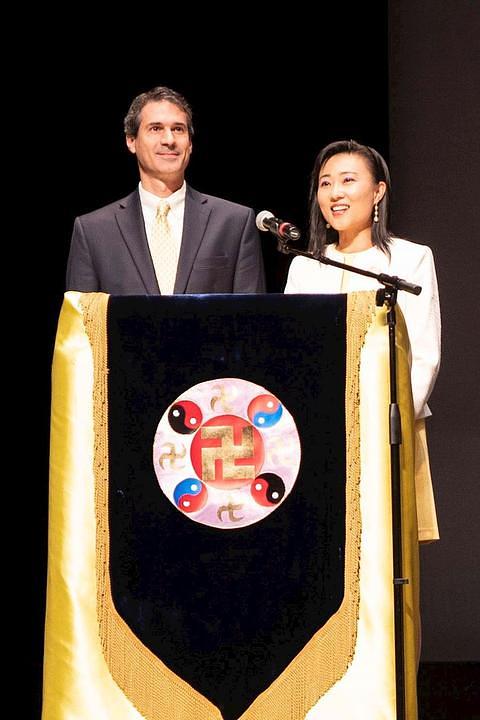 Dvoje domaćina najavljuju početak konferencije