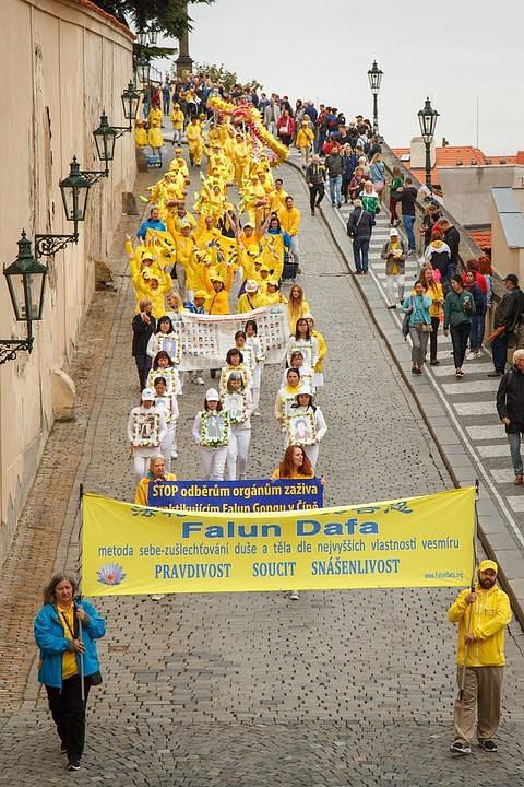 Parada je započela ispred predsjedničke rezidencije.
