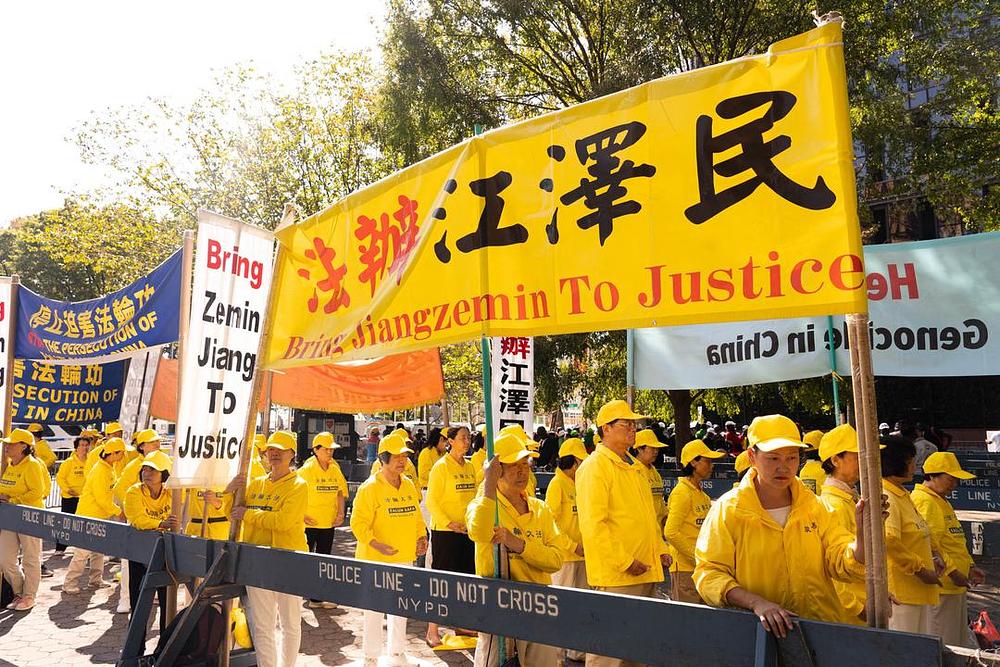 Praktikanti izvode vježbe i drže transparente na trgu Daga Hammarskjölda septembra 2019, tokom održavanja zasjedanja generalne skupštine UN.
 