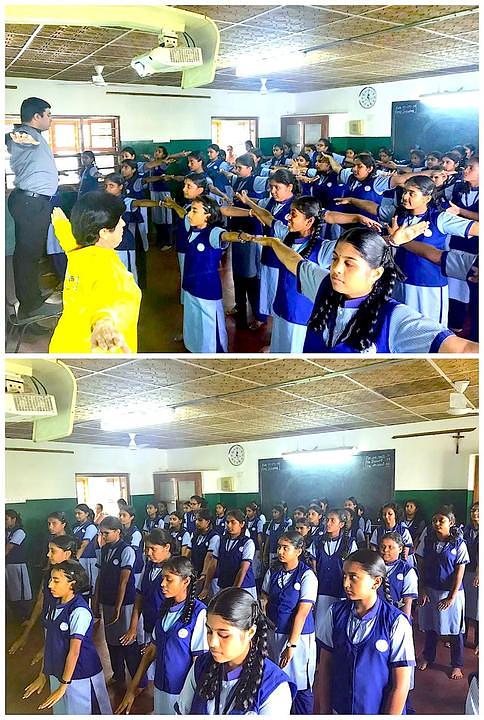 Praktikanti, 3. septembra 2019. godine, demonstriraju prvu vježbu učenicama srednje škole Stella Maris.