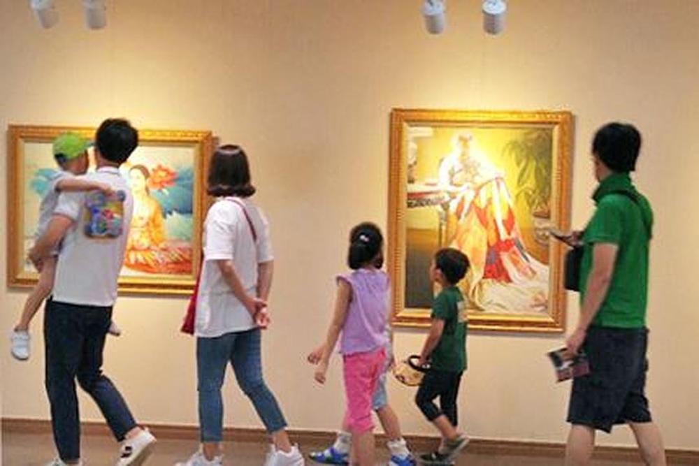 Roditelji dovode svoju djecu da vide izložbu. 