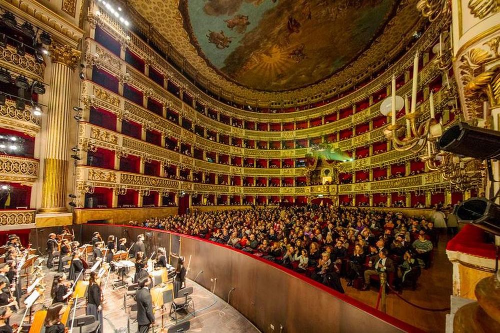 Touring kompanija Shen Yun izvela četiri rasprodana predstave u Teatro di San Carlo u Napulju, Italija, od 10. do 12. januara 2020. godine.