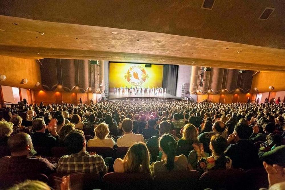 Kompanija Shen Yun Global je opet došla u Centar za scenske umjetnosti u San Joseu u Kaliforniji i izvela tri rasprodane predstave od 11. do 12. januara 2020. godine.