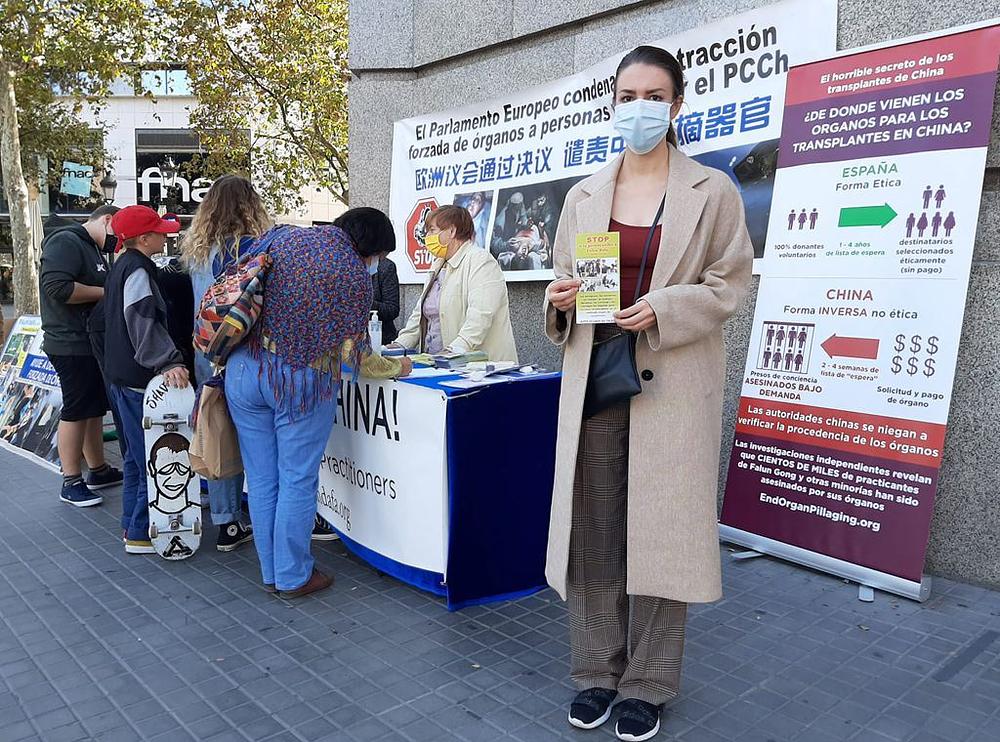 Betty je praktikante pitala šta ona može učiniti da bi pomogla u okončanju progona Falun Dafa prakse u Kini.