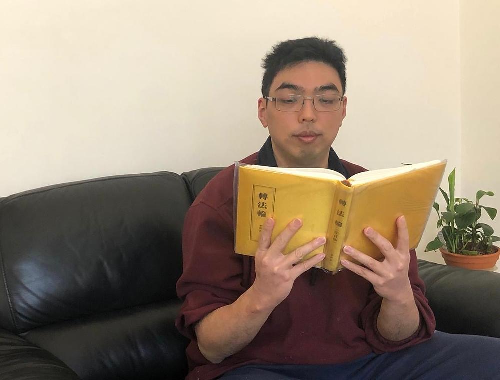 Amos kaže da su i on i njegova majka zahvalni za Falun Dafa.