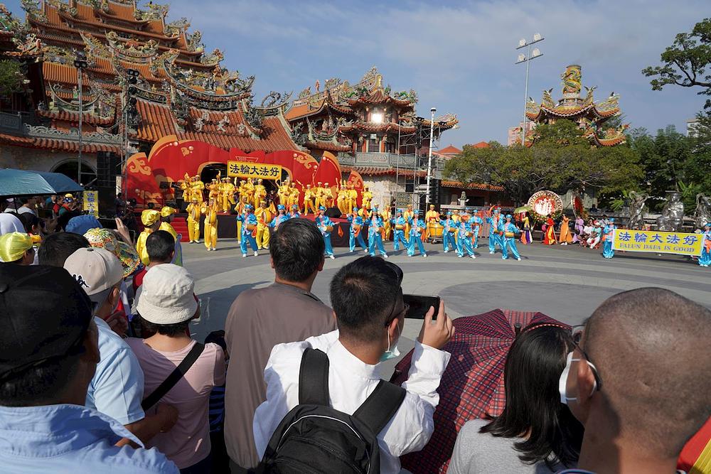 Grupa Tian Guo Marching Band i kineska dobošarska grupa su nastupili na pozornici tokom Međunarodnog kulturnog festivala održanog u okrugu Gangshan 