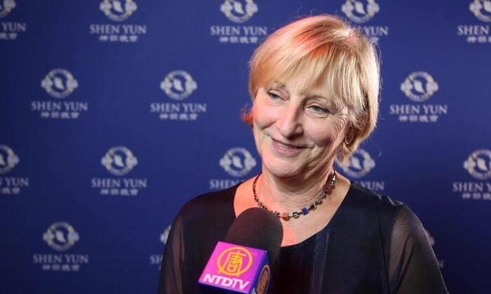 Ulla Koch, trenerica njemačkog ženskog gimnastičkog tima i dobitnica nagrade za životno djelo Međunarodnog olimpijskog komiteta (MOK), je prisustvovala nastupu Shen Yuna u Kelnu, Njemačka, 12. februara 2020. godine.