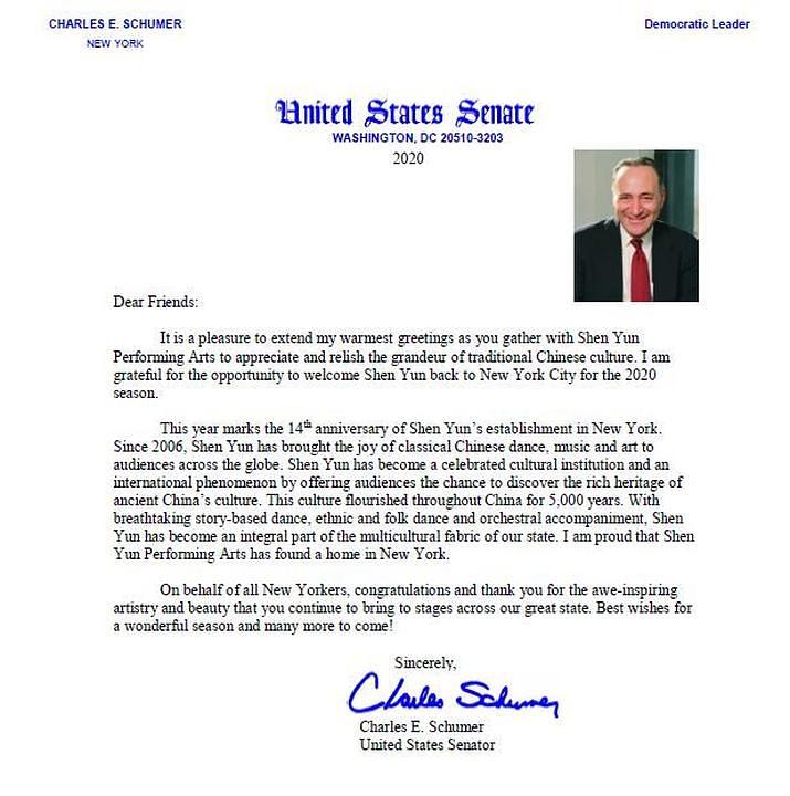 Pismo Charlesa E. Schumera, američkog senatora i vođe senatske manjine. Napisao je: „Shen Yun je postao sastavni dio multikulturalnog tkiva naše države. Ponosan sam što su Shen Yun Performing Arts našli dom u New Yorku." 
