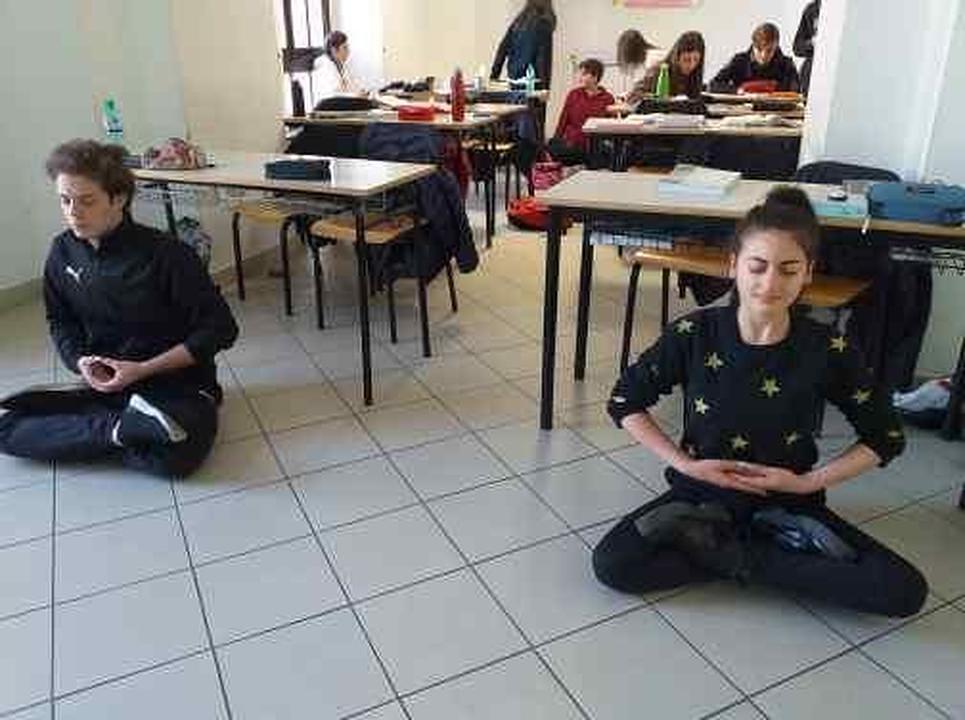 Dvoje učenika rade petu Dafa vježbu