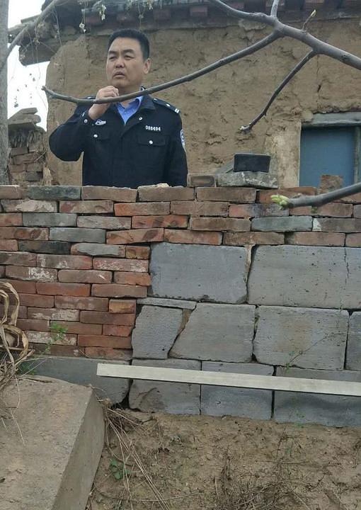  Šef policije Shang Jingqiang ispred zida od vrta gospođe Qin Yingting