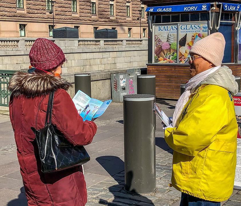 Praktikanti s prolaznicima razgovaraju o praksi i zvjerstvima koja se događaju u Kini. 