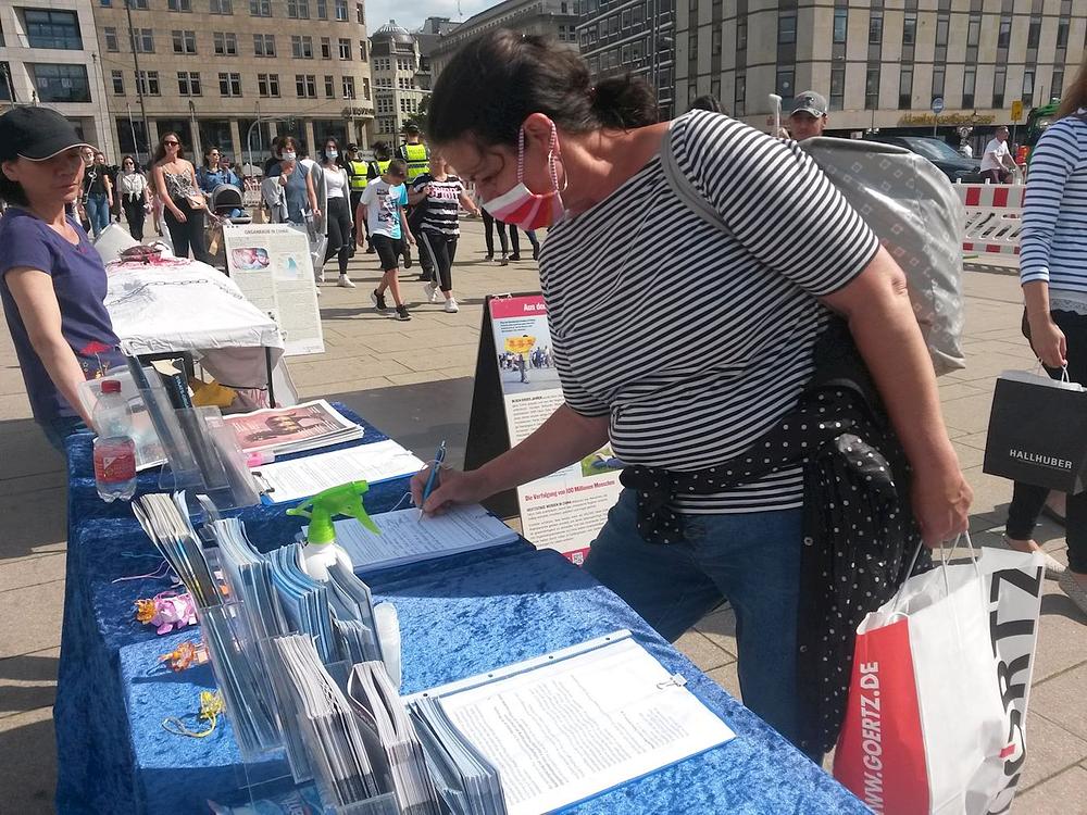 Britta potpisuje peticiju.