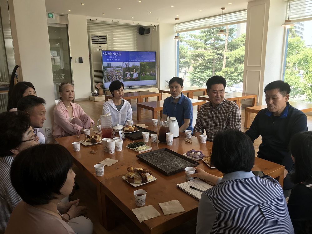 Praktikanti upoređuju svoja iskustva i razgovaraju o tome kako primijeniti Falun Dafa principe u svoj svakodnevni život. 