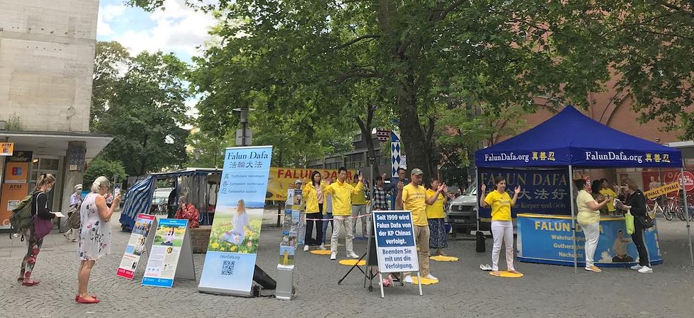  Praktikanti demonstriraju vježbe u Münchenu
