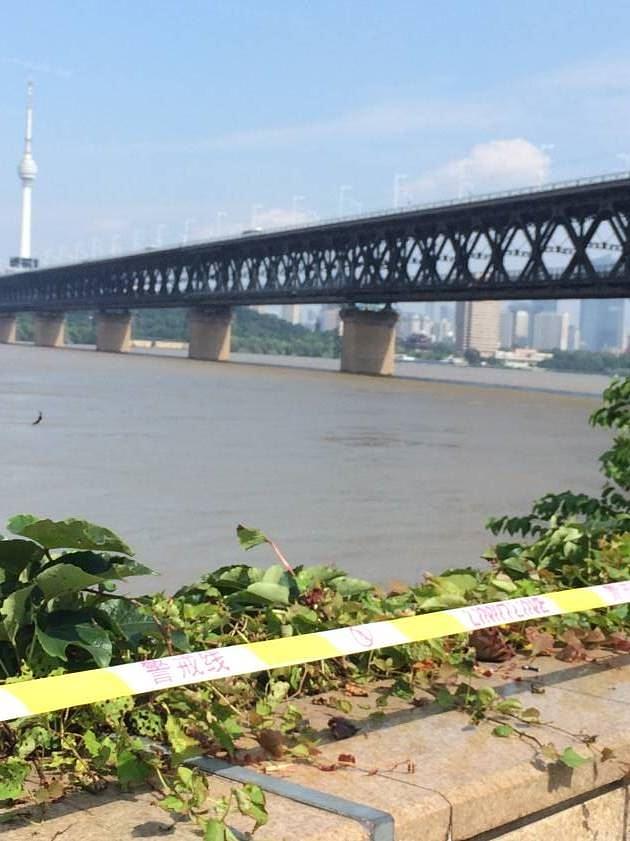 Mjere kojima se ljudi drže podalje od rijeke i sprječava ih se da vide poplavu.