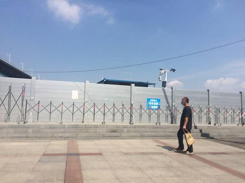 Lokalni stanovnici ne mogu vidjeti porast razine vode izvan zida ili šetati unutar zida. Znak upozorenja kaže: „Objekti za sprječavanje poplave, Penjanje nije dopušteno.“