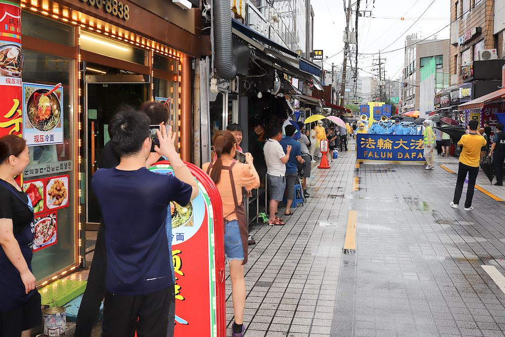 Gledaoci fotografišu paradu 