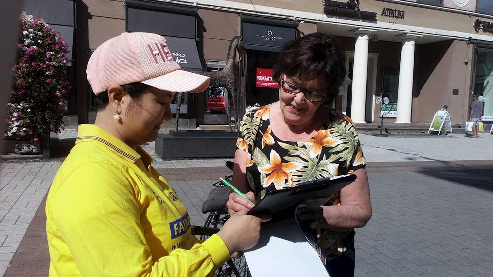 Ljudi potpisuju peticiju