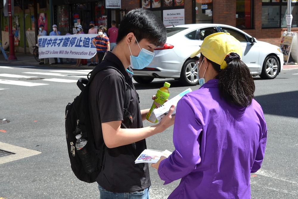 Razgovor sa prolaznikom o Falun Gongu i progonu u Kini.