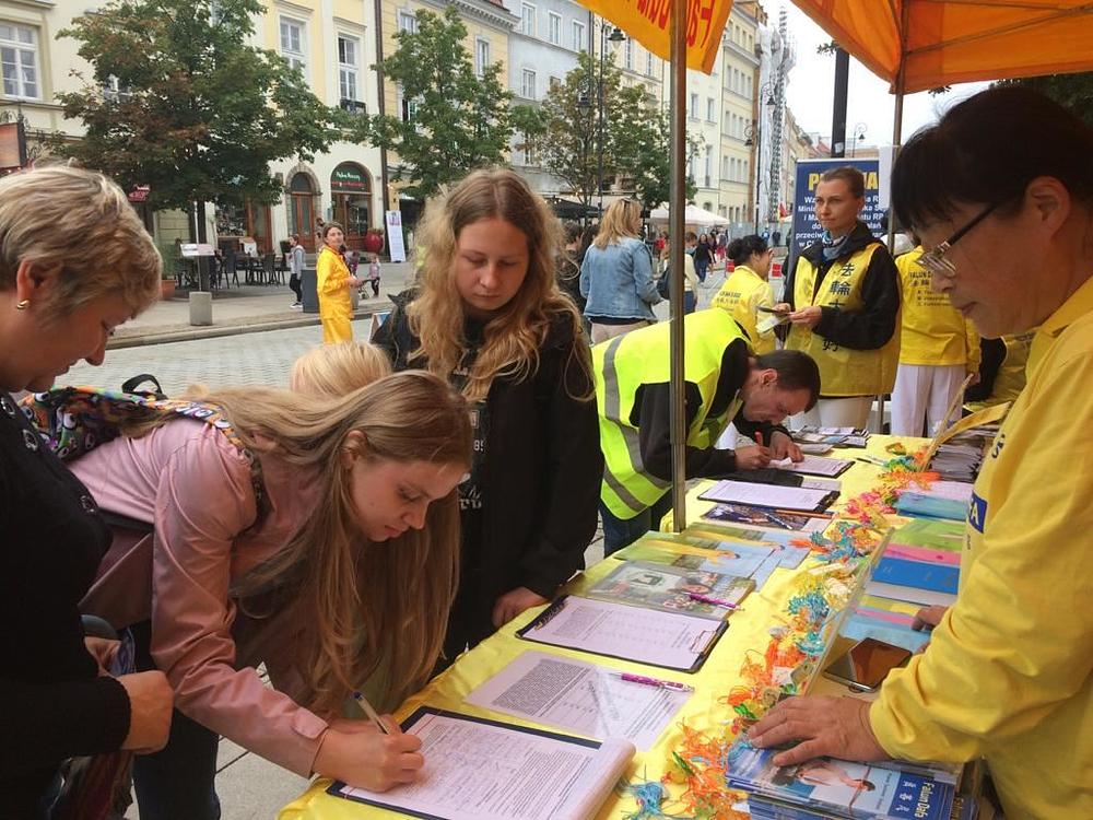 Prolaznici potpisuju peticije kojima pozivaju na okončanje progona u Kini.