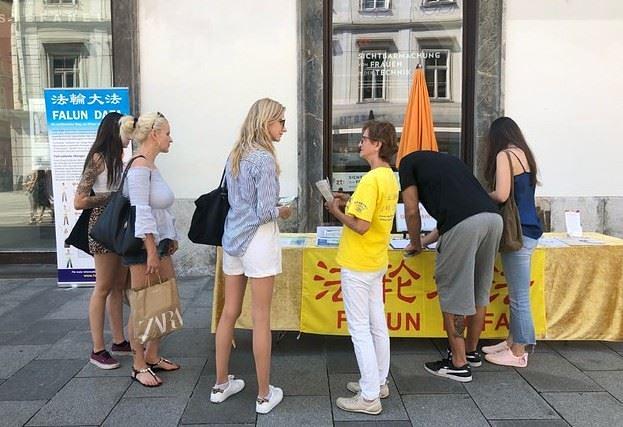 Žena se interesuje za Falun Gong.