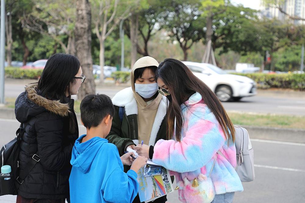 Ljudi potpisuju peticiju da bi pokazali svoju podršku.