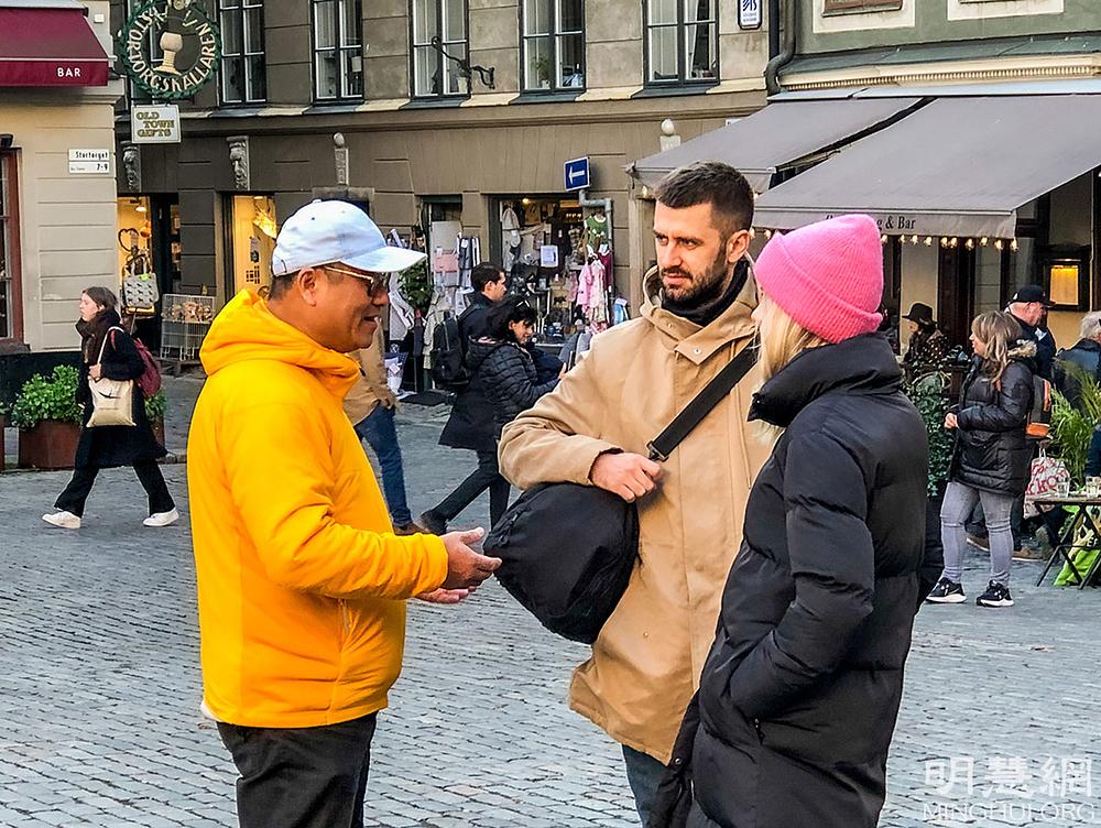 Natalija i njen muž iz Poljske razgovaraju sa praktikantom.