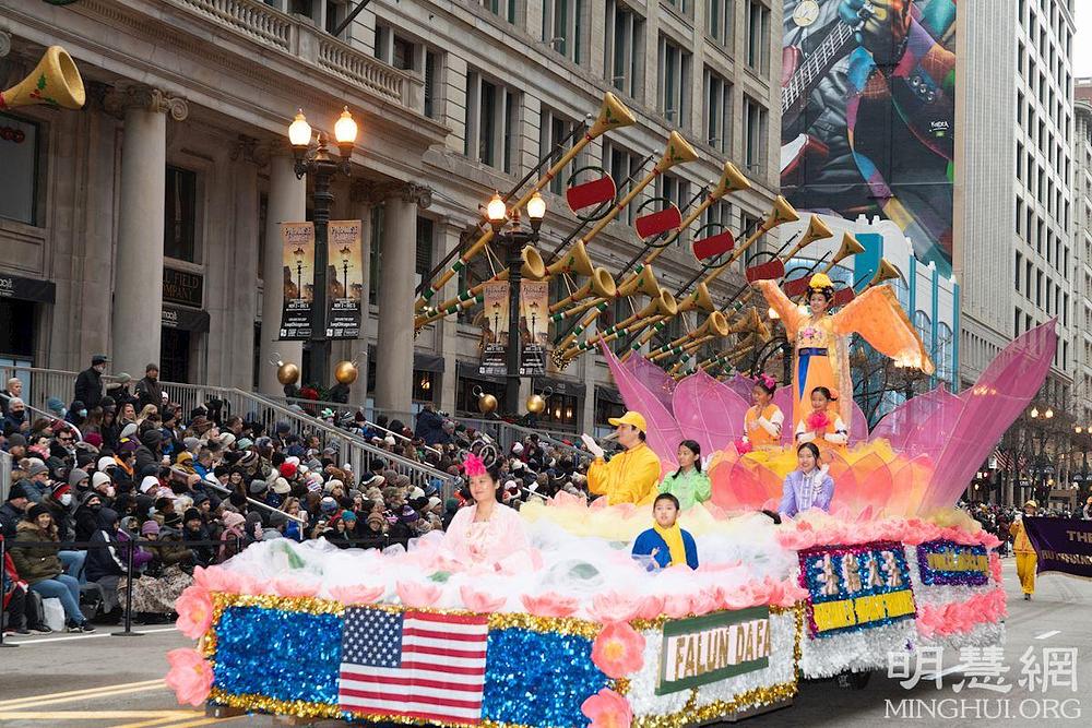 Nastup Falun Dafa praktikanata je bio vrhunac Parade Dana zahvalnosti u Chicagu 25. novembra.