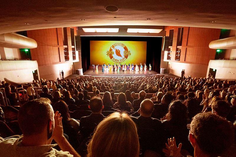 Shen Yun Global Company u Gallo Centru za umjetnost – Mary Stuart Rogers Theatre u Modesto, Kalifornija, 26. listopada. Tvrtka je predstavila posljednje dvije od četiri zakazane predstave u Modesto, 26. i 27. listopada. 