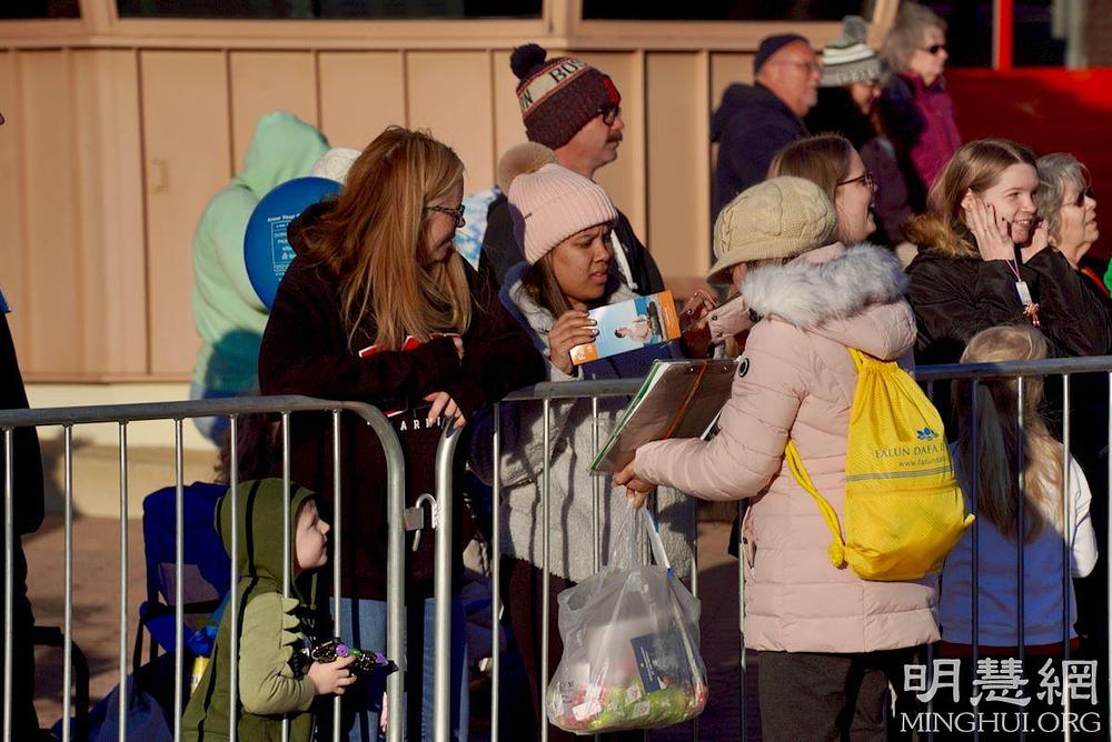 Praktikanti dijele informativne letke 
