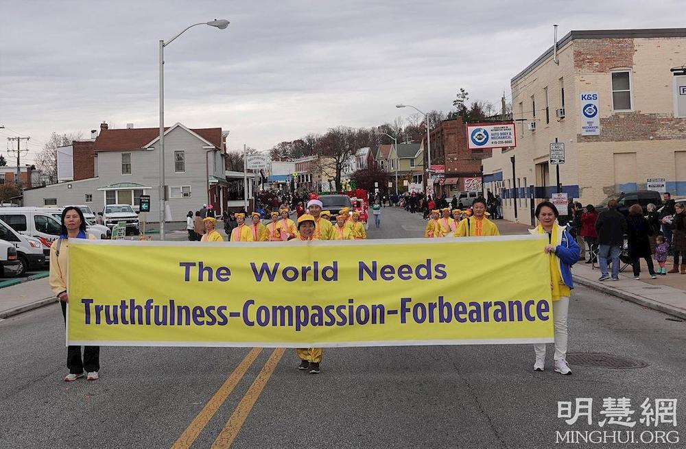 Praktikanti su sudjelovali u božićnoj paradi u Baltimoreu 5. prosinca 2021. 