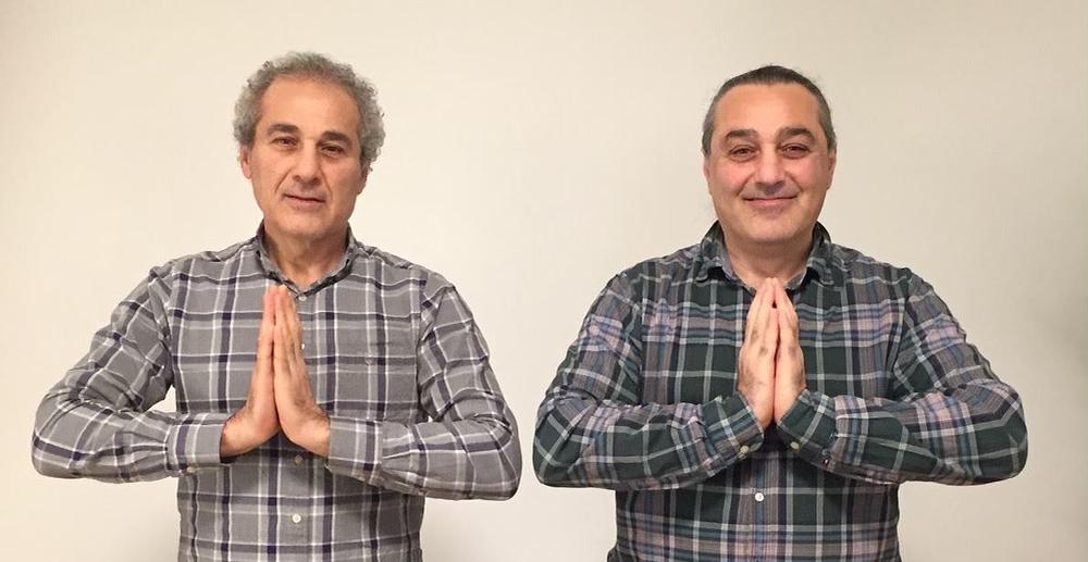 Michail (lijevo) i Ilias (desno) čestitaju Učitelju Li-ju kinesku Novu godinu.